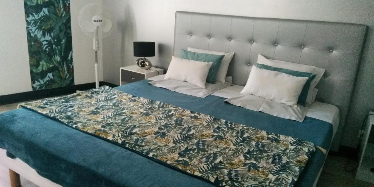Madelon IV Bed & Breakfast Belvès Eksteriør bilde